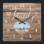 Horloge Carrée Effet de bois rustique personnalisé | Photo du coe<br><div class="desc">Cette horloge photo familiale élégante est le cadeau parfait pour Noël, anniversaire, mariage, baby shower et plus encore. L'horloge comporte un arrière - plan rustique à effet de bois, Texte qui dit "FAMILLE HENDERSON", et une photo en forme de coeur. Vous pouvez modifier le style de police de texte en...</div>