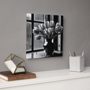 Horloge Carrée "Élégance monochrome : Tulipe blanche noire et vie