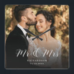 Horloge Carrée Elegant moderne Script Wedding Photo Newlywed Chic<br><div class="desc">This elegant script custom photo wall clock will be a beautiful keepsake of your wedding day ! Le nom unique de M. et Mme alongside your personal family. Add your favorite wedding photo and make this into a perfect vent for newlyweds,  an anniversary,  or vow renewal !</div>