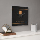 Horloge Carrée Élégant noir or monogramme nom de script moderne<br><div class="desc">Ecran murale élégante en cuir noir de luxe avec une parties scintillant en or monogrammed carré et signature de nom personnalisée.</div>
