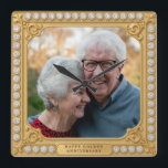 Horloge Carrée Elégant Or et diamants 50ème anniversaire Photo<br><div class="desc">Célébrez 50 ans d'amour avec notre Elegant Gold and Diamonds 50th Anniversary Photo clock. Conçu pour le couple élégant et élégant, ce cadeau d'anniversaire doré comprend un cadre photo entouré de diamants chatoyants et d'accents dorés. C’est le cadeau mariage idéal pour un 50e anniversaire, symbolisant 50 ans d’amour et d’engagement....</div>