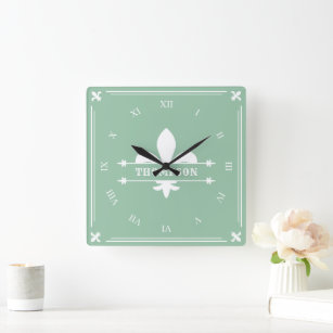 Horloge Carrée Elégant Sage Vert Blanc Fleur de Lis Nom personnal