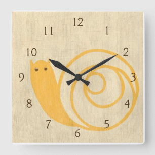 Horloge Carrée Escargot jaune sur l'arrière - plan crème