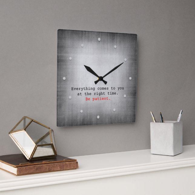 Horloge Carrée Everything comes to you... sur Gray Texture (Bureau)