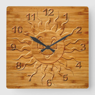 Horloge Carrée Face Soleil Souriant sculptée En Bois