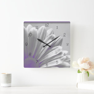 Horloge Carrée Faits saillants floraux violets sur le gris