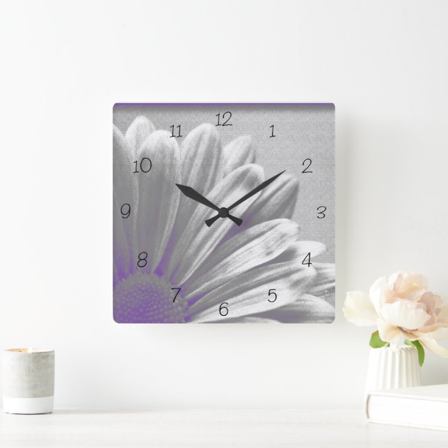Horloge Carrée Faits saillants floraux violets sur le gris (Maison)
