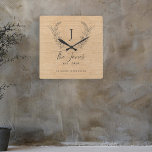 Horloge Carrée Ferme rustique monogrammée de famille élégante<br><div class="desc">Monogramme personnalisé et nom avec famille établie année et placer élégant chic ferme style beige burlap horloge murale.        Un cadeau de conservation moderne pour les mariages,  anniversaires,  ménagères,  Thanksgiving,  vacances de Noël.</div>