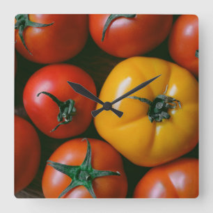Horloge Carrée Fermes Tomates rouges et jaunes brillantes