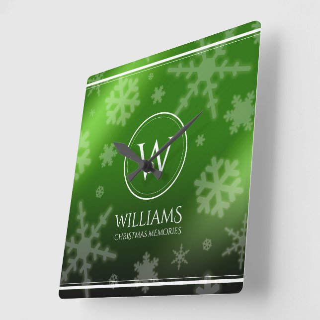 Horloge Carrée Festif Green Foil Snowflakes Nom du monogramme (Angle)