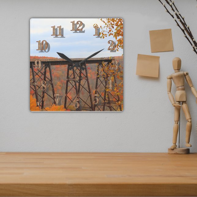 Horloge Carrée Feuilles D'Automne De Couleur Brillante Au Pont Ki (Créateur téléchargé)