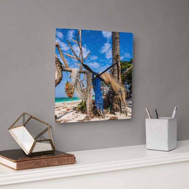 Horloge Carrée Filets de pêche séchant sur la plage (Bureau)