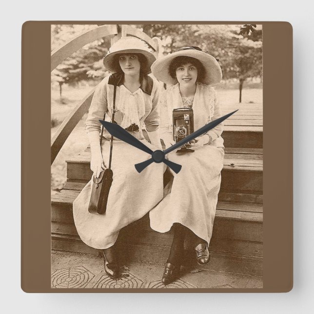 Horloge Carrée filles de caméra d'environ 1910 (Recto)