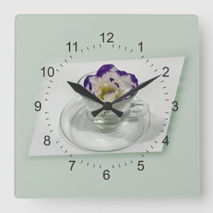 Horloge Carrée Fleur violette blanche dans une tasse