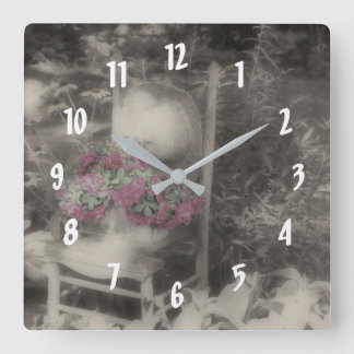 Horloge Carrée Fleurs Sur Vieux Chaise En Bois