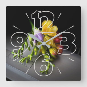 Horloge Carrée Freesias sous les projecteurs