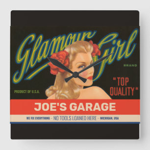Horloge Carrée Garage Vintage sur mesure de la fille glamour
