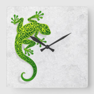 Horloge Carrée Gecko vert s'élevant sur un mur blanc
