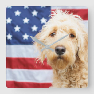 Horloge Carrée Goldendoodle avec drapeau américain