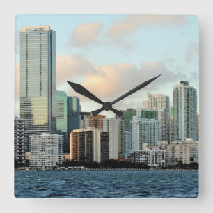Horloge Carrée Gratte-ciel de Miami contre le ciel clair large