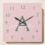 Horloge Carrée Gris rose vif Script Monogramme Nom de la fille<br><div class="desc">Horloge du nom du monogramme de script rose et gris. Cela rend le cadeau parfait pour 16 ans,  mariage,  douche nuptiale,  anniversaire,  baby shower ou bachelorette pour quelqu'un qui aime le luxe glam et les styles chic.</div>