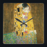 Horloge Carrée Gustav Klimt Le Baiser Art Nouveau Vintage<br><div class="desc">Gustav Klimt Le Baiser Art Nouveau Vintage De Baiser (En Allemand : Der Kuss) a été peint par le peintre symboliste autrichien Gustav Klimt entre 1907 et 1908, le point culminant de sa période d'or, lorsqu'il peint un certain nombre d'oeuvres dans un style doré similaire. Le tableau est largement considéré...</div>
