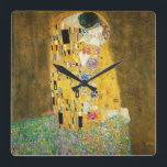 Horloge Carrée Gustav Klimt The Kiss Vintage<br><div class="desc">Gustav Klimt Le Kiss Vintage Art Nouveau Peinture Le Kiss (En allemand : Der Kuss) a été peint par le peintre symboliste autrichien Gustav Klimt entre 1907 et 1908, le point culminant de sa période d'or, lorsqu'il peignit un certain nombre d'oeuvres dans un style doré similaire. Le tableau est largement...</div>