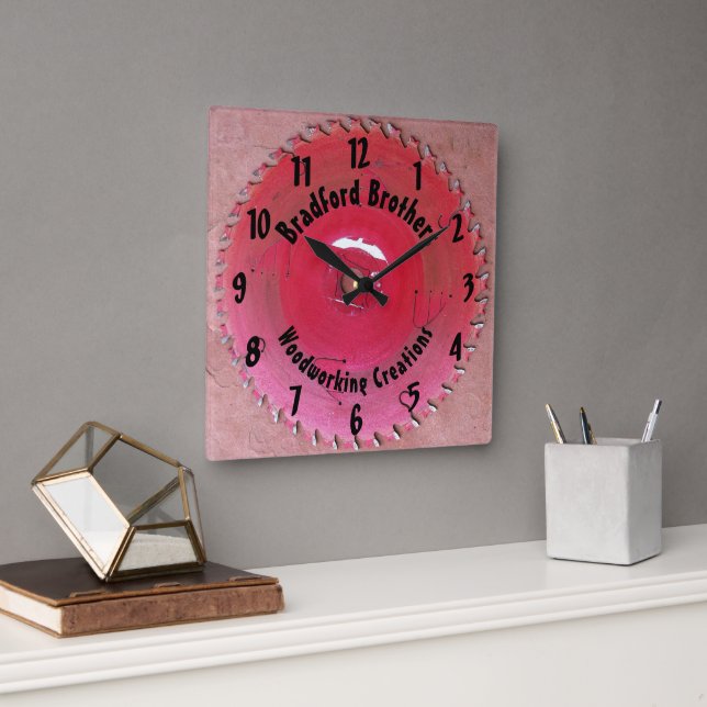 Horloge Carrée Handyman Woodworking Red Saw Blade Nom personnalis (Bureau)
