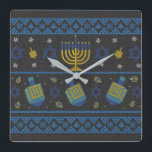 Horloge Carrée hanukkki<br><div class="desc">Joyeux Hanoukka judaïsme Juifs hébreux hanoukka, juif, noël, chanoukah, vacances, drôle, juif, joyeuse hanoukka, menorah, dreidel, chanukkah, israel, hébreu, star de david, hiver, hannukah, vacances, judaïsme, drapeau américain, anniversaire, kwanzaa, xmas, film, mignon, femmes, fête, gentil, , noël juif, humoristique, joyeux</div>