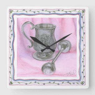 Horloge Carrée Heirloom Cup & Rattle sur Arrière - plan pourpre