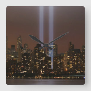 Horloge Carrée Hommage de World Trade Center dans la lumière à