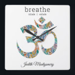 Horloge Carrée Impression Botanique, Symbole Om, 10.75<br><div class="desc">Colorful botanical Om symbole imprimé orne cette horloge murale acrylique carré unique. "respirer" est imprimé en haut, avec "inhaler" || exhale" ci-dessous, et nom en bas dans une police de script moderne. Il s'agit d'une horloge murale acrylique carré de 10, 75 po x 10, 75 po de qualité A. Modifiez...</div>