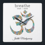 Horloge Carrée Impression Botanique, Symbole Om, 10.75<br><div class="desc">Colorful botanical Om symbole imprimé orne cette horloge murale acrylique carré unique. "respirer" est imprimé en haut, avec "inhaler" || exhale" ci-dessous, et nom en bas dans une police de script moderne. Il s'agit d'une horloge murale acrylique carré de 10, 75 po x 10, 75 po de qualité A. Modifiez...</div>
