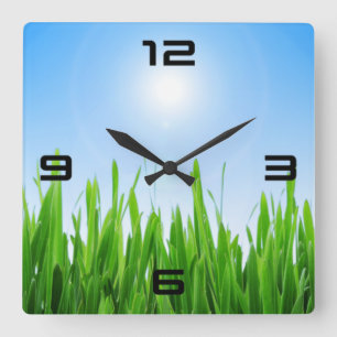 Horloge Carrée Jardin à l'herbe verte avec conception de ciel ble