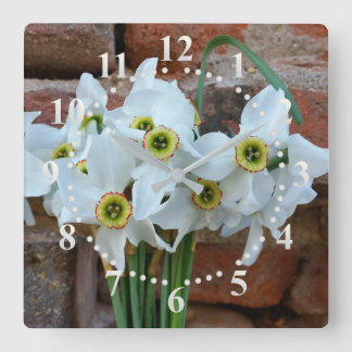 Horloge Carrée jonquilles près du mur de la forteresse