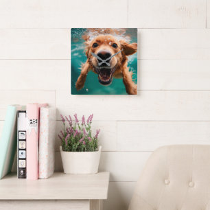 Horloge Carrée Joyeux Golden Retriever nager sous l'eau