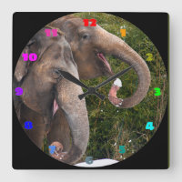 Joyeux souriant de mignons éléphants jouant dans l