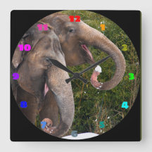 Joyeux souriant de mignons éléphants jouant dans l