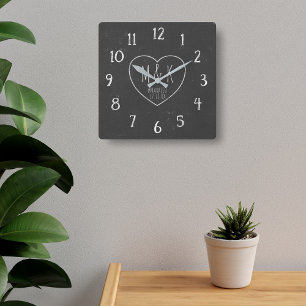 Horloge Carrée Juste Marié Rustic Heart Monogram Faux Chalkboard