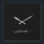Horloge Carrée Juste respirer noir élégant script yoga grande hor<br><div class="desc">Horloge de yoga moderne avec un arrière - plan noir chic et un élégant script blanc lettré main avec la citation "juste respirer".</div>