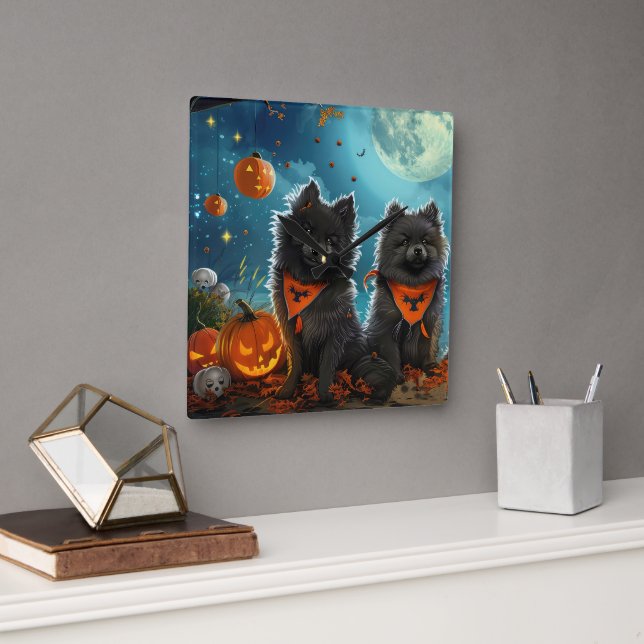 Horloge Carrée Keeshond Halloween Épouvantable (Bureau)
