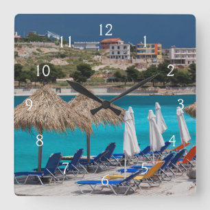 Horloge Carrée Ksamil, bord de mer de la ville