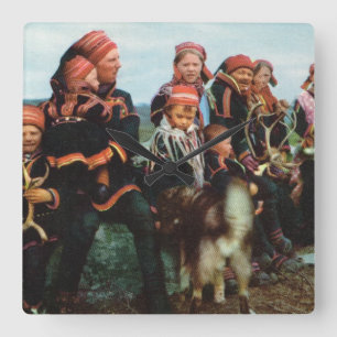 Horloge Carrée La Norvège vintage, Laponie, famille 1950 de Sami