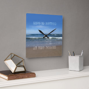 Horloge Carrée La vie est meilleure à l'horloge du mur de plage