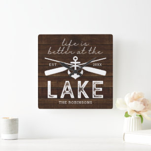 Horloge Carrée La vie est meilleure au nom de famille du lac
