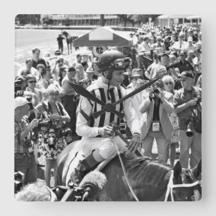 Horloge Carrée L'alerte de mode gagne le Schuylerville