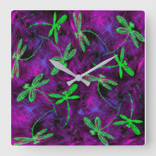 Horloge Carrée Les libellules vertes de citron vert sur le rose c