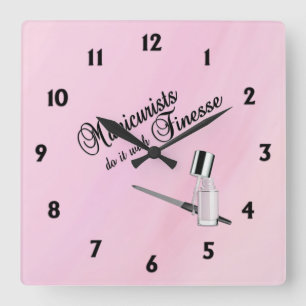 Horloge Carrée Les Manicuristes Le Font Avec Finesse