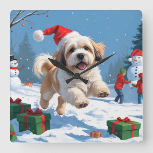 Horloge Carrée Lhasa Apso courant dans la neige avec un chapeau d