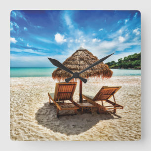Horloge Carrée Lounge on beach throw pillow